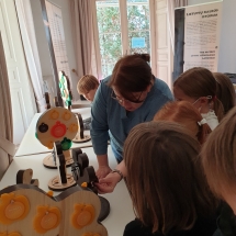 Šeštadieninės mokyklos mokiniai lankosi edukacinėje parodoje (Foto: D. Kriščiūnienė)
