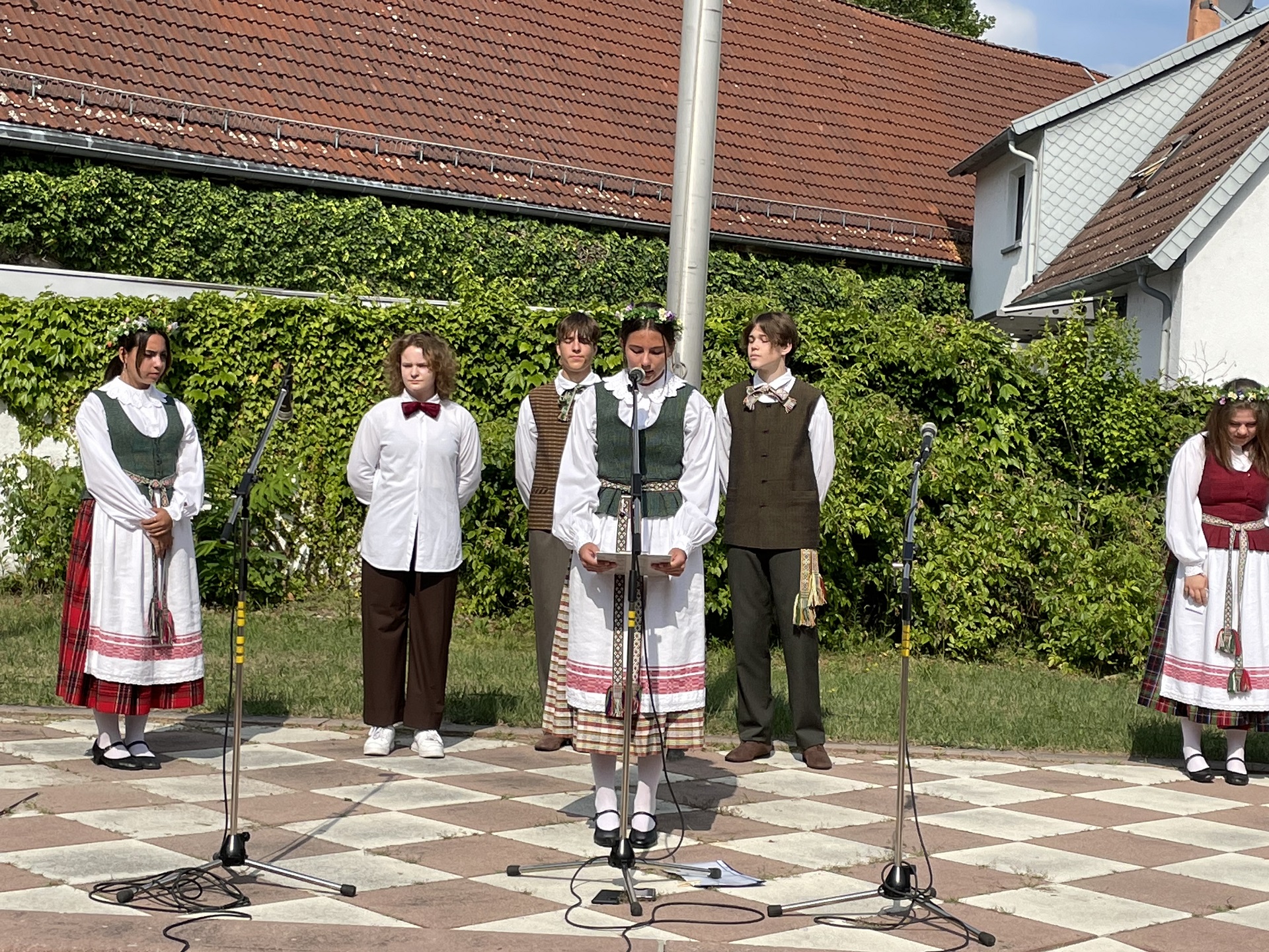 Karaliaus Mindaugo karūnavimo diena gimnazijoje (Foto: D. Kriščiūnienė)