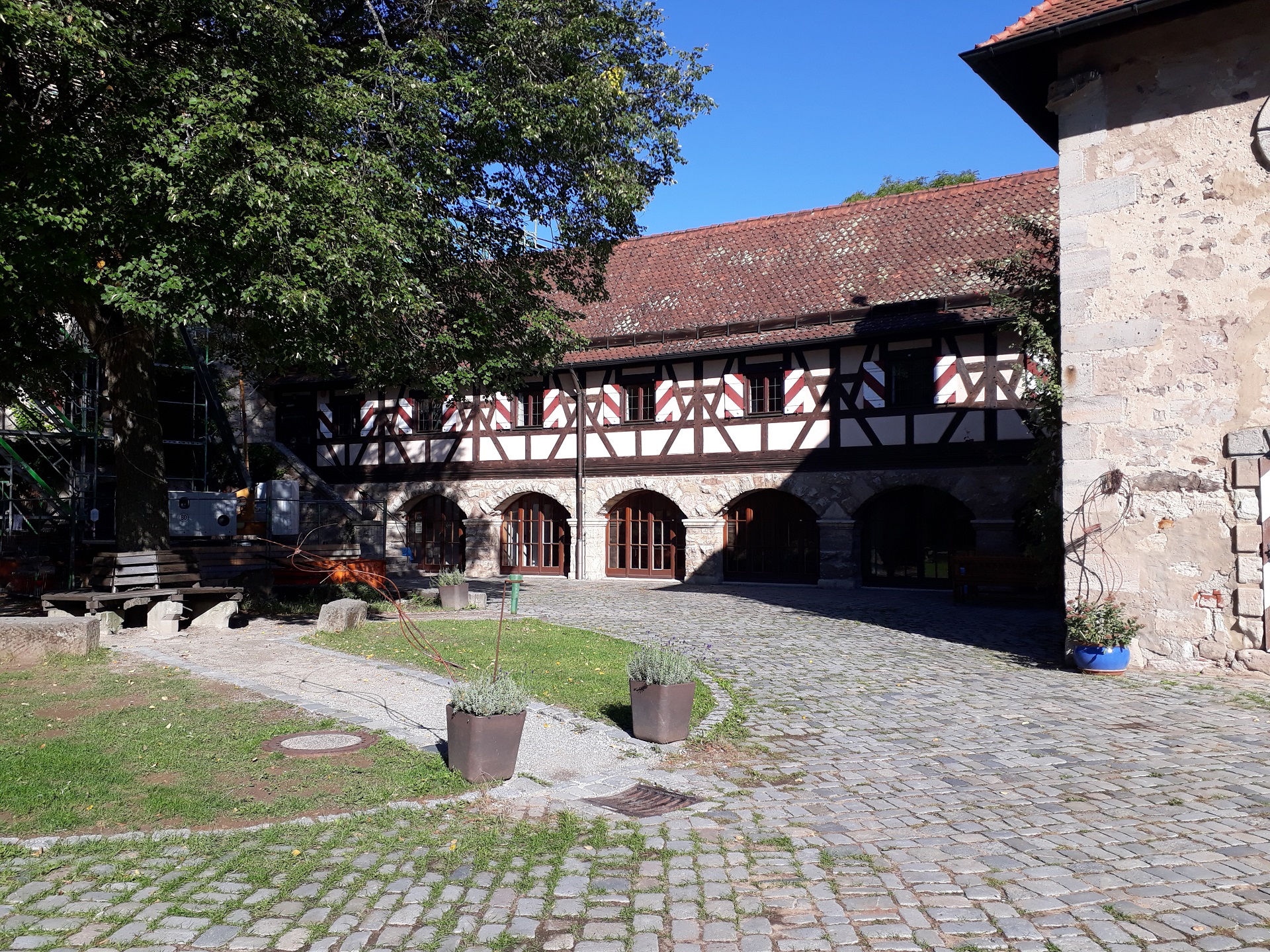 Zu Gast beim „Dürer Camp“ auf Burg Hoheneck/Bayern (Foto: Dr. G. Hoffmann)