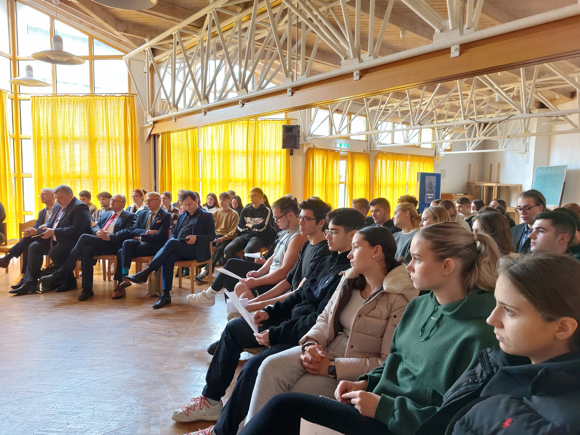 Politik aus erster Hand – litauische und deutsche Parlamentarier stellen sich den Fragen der Schüler*innen (Foto: Dr. G. Hoffmann)