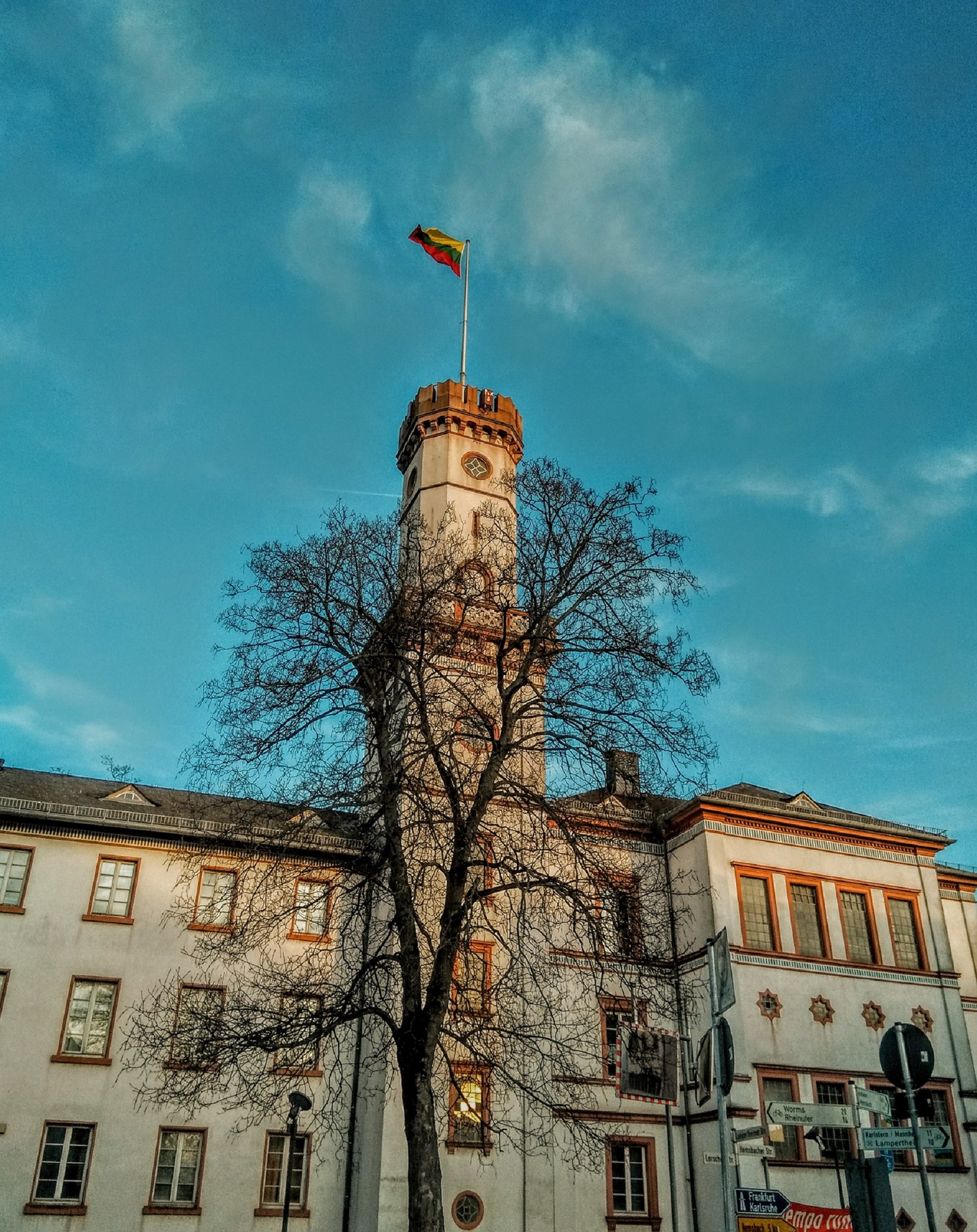 Lietuvos valstybės simbolis, prieš dešimt metų atkeliavęs iš Gedimino pilies į Renhofo pilies bokštą (Foto: Ž. Kalvaitis)