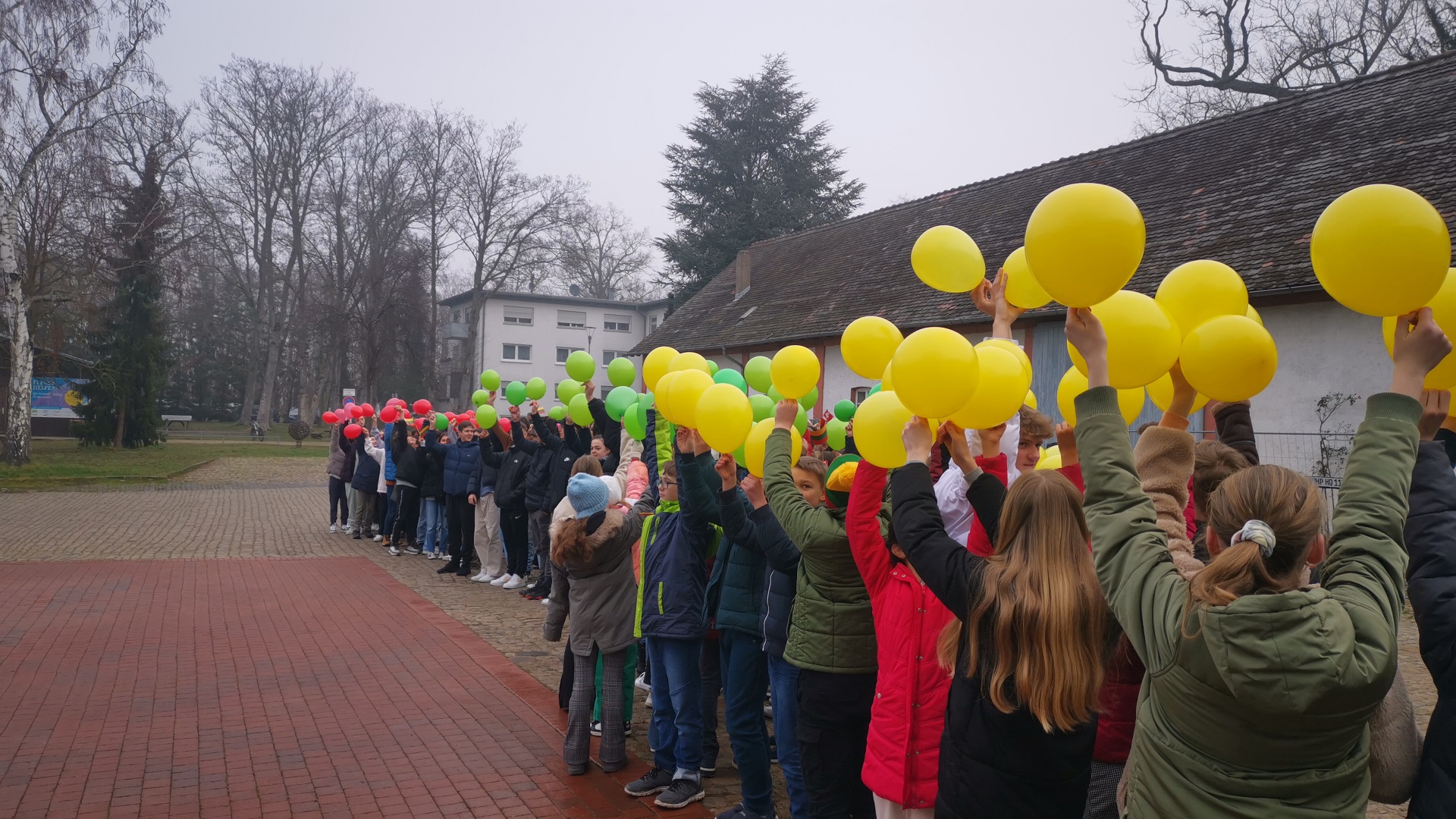 Švenčiame Vasario 16-ąją – Lietuvos valstybės atkūrimo ir gimnazijos vardo dieną (Foto: I. G. Lendraitienė)