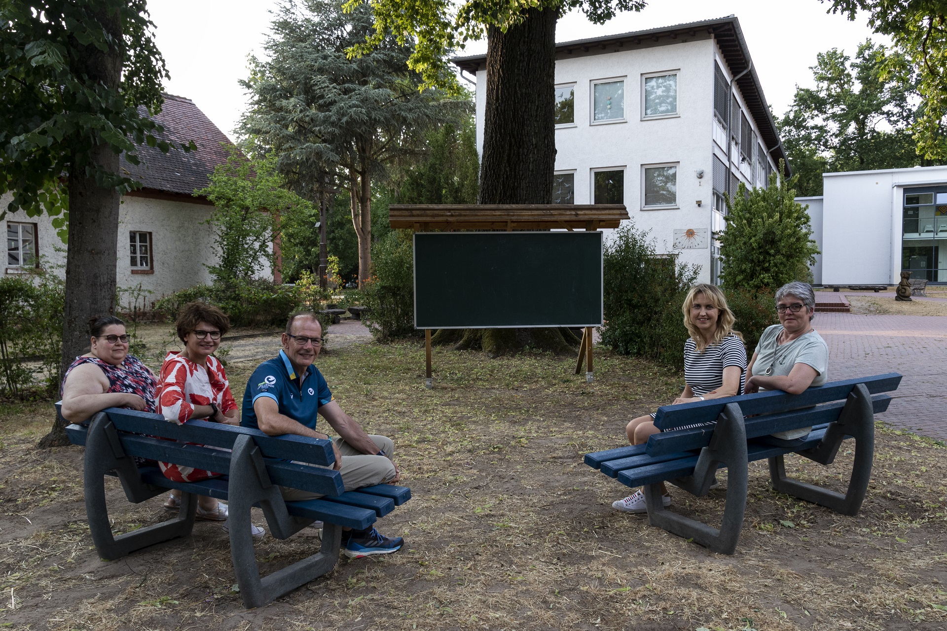 Der Verein „Freunde und Förderer des Litauischen Gymnasiums“ überreicht Möbel für „mobiles grünes Klassenzimmer“ (Foto: F. Röder)