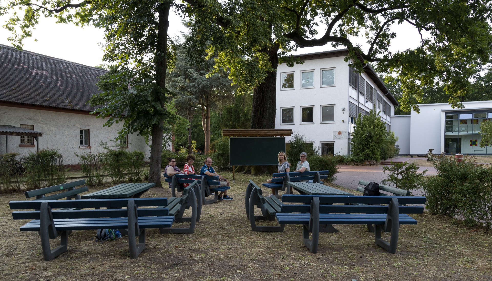 Der Verein „Freunde und Förderer des Litauischen Gymnasiums“ überreicht Möbel für „mobiles grünes Klassenzimmer“ (Foto: F. Röder)
