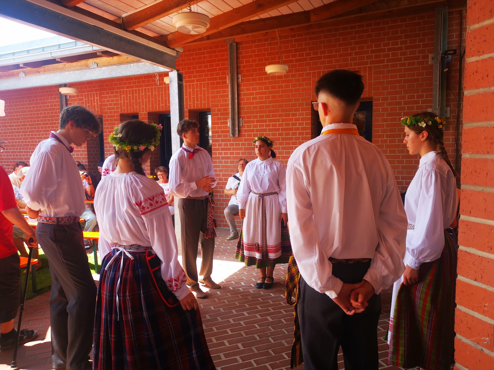 Vasario 16-osios gimnazijos mokinių pasirodymas Hiutenfeldo katalikų bendruomenės šventėje (Foto: I. G. Lendraitienė)