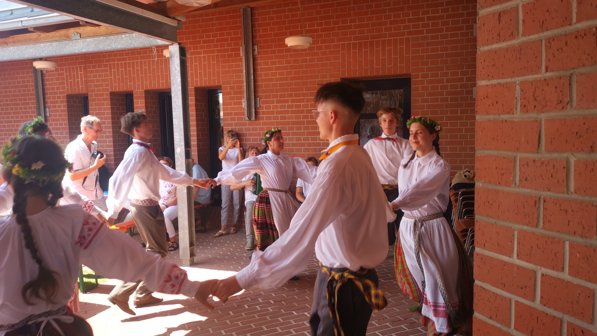 Vasario 16-osios gimnazijos mokinių pasirodymas Hiutenfeldo katalikų bendruomenės šventėje (Foto: I. G. Lendraitienė)