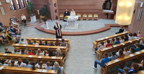 Weihbischof Dr. Udo Markus Bentz besucht das Private Litauische Gymnasium in Hüttenfeld