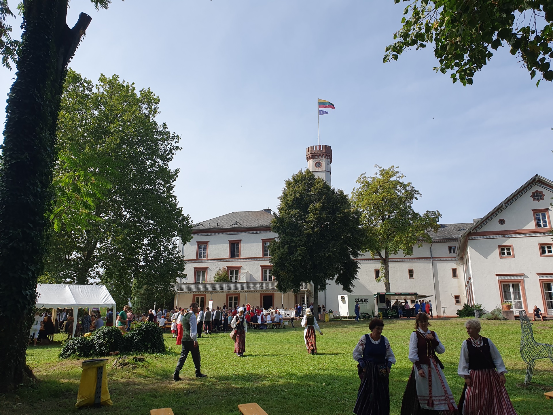 Su daugybe svečių švenčiame Renhofo pilies 170-ąjį gimtadienį ir Vasario 16-osios gimnazijos įsikūrimo Hiutenfelde 70-metį (Foto: A. Geibel)