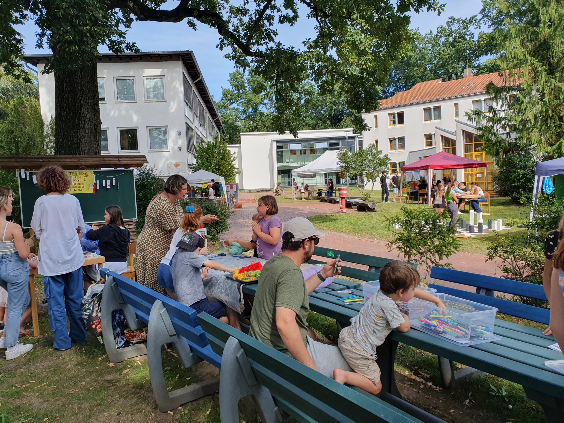 Su daugybe svečių švenčiame Renhofo pilies 170-ąjį gimtadienį ir Vasario 16-osios gimnazijos įsikūrimo Hiutenfelde 70-metį (Foto: A. Geibel)