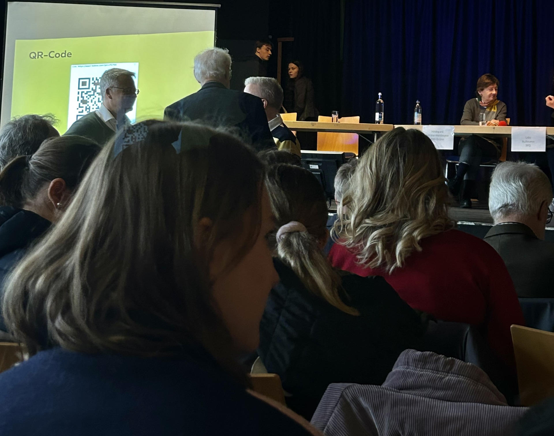 Teilnahme an Podiumsdiskussion mit Europaabgeordneten in Heppenheim (Foto: Lilly M., Kl. 12)