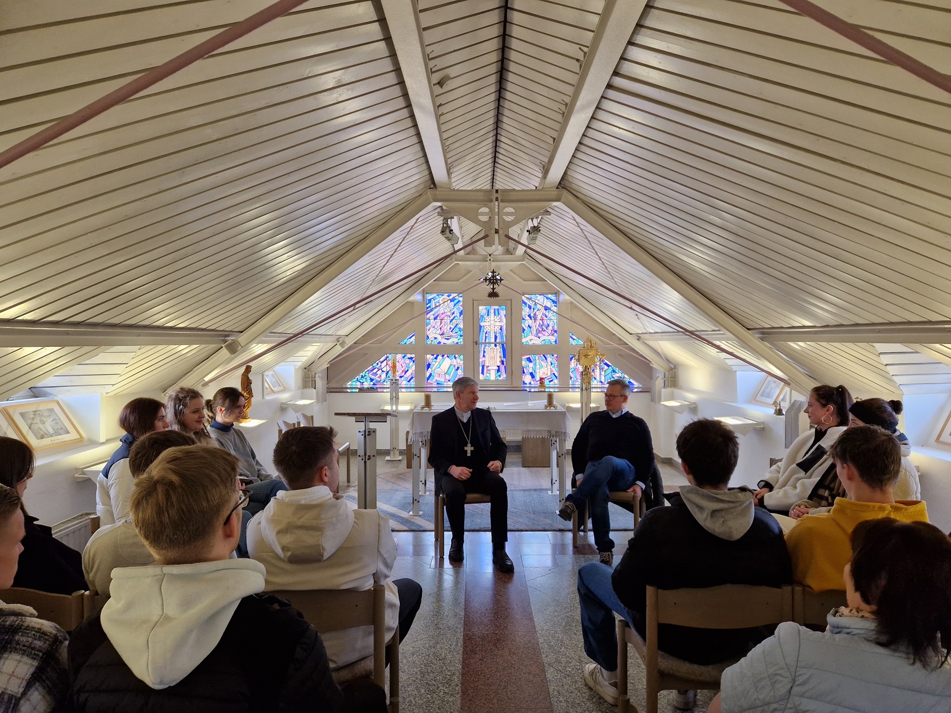 Erstes Treffen des Erzbischofs Lionginas Virbalas mit Schülern*innen des Gymnasiums