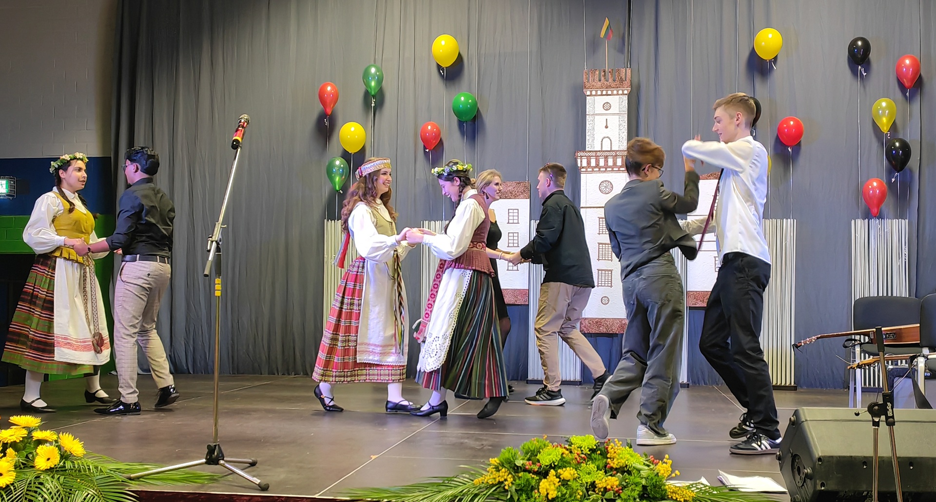 Vasario 16-osios gimnazijos 75-ojo jubiliejaus šventė (Foto: I. G. Lendraitienė)
