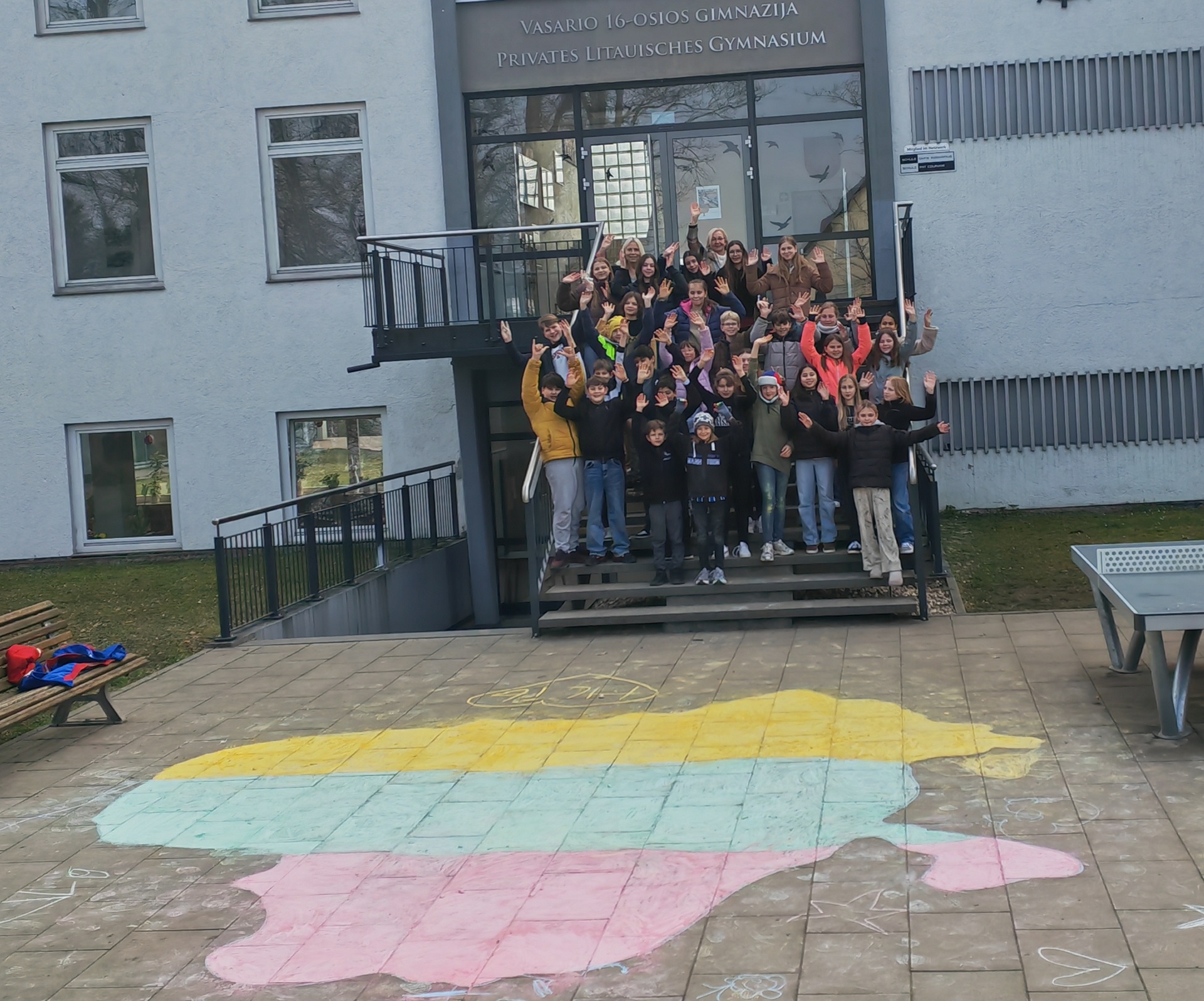 „35 Laisvės Žingsniai” – Vasario 16-osios gimnazija sveikina Lietuvą su Kovo 11-ąja!