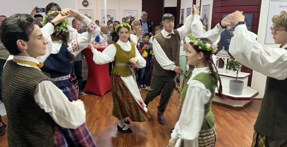 Gimnazijos mokinių ansamblis „Vasaris“ sužavėjo Biurštato miesto šventės dalyvius