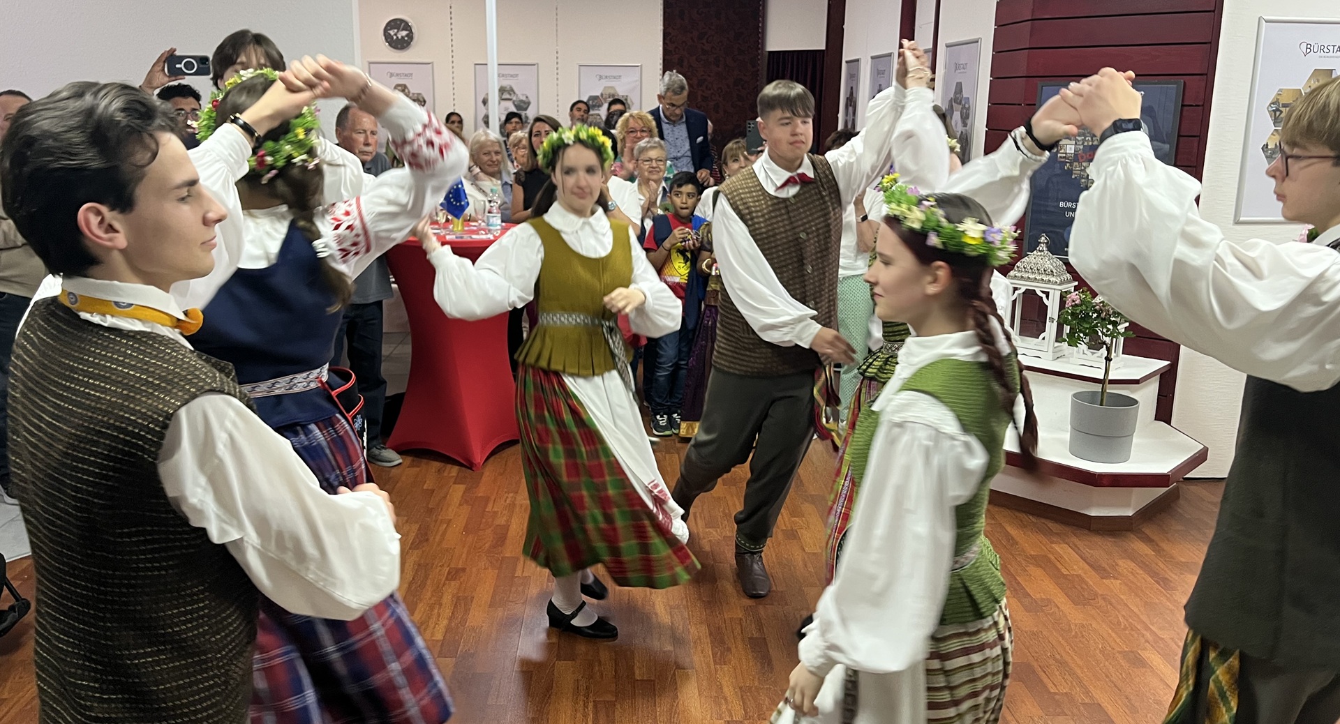 Gimnazijos mokinių ansamblis „Vasaris“ sužavėjo Biurštato miesto šventės dalyvius (Foto: A. Ručienė)