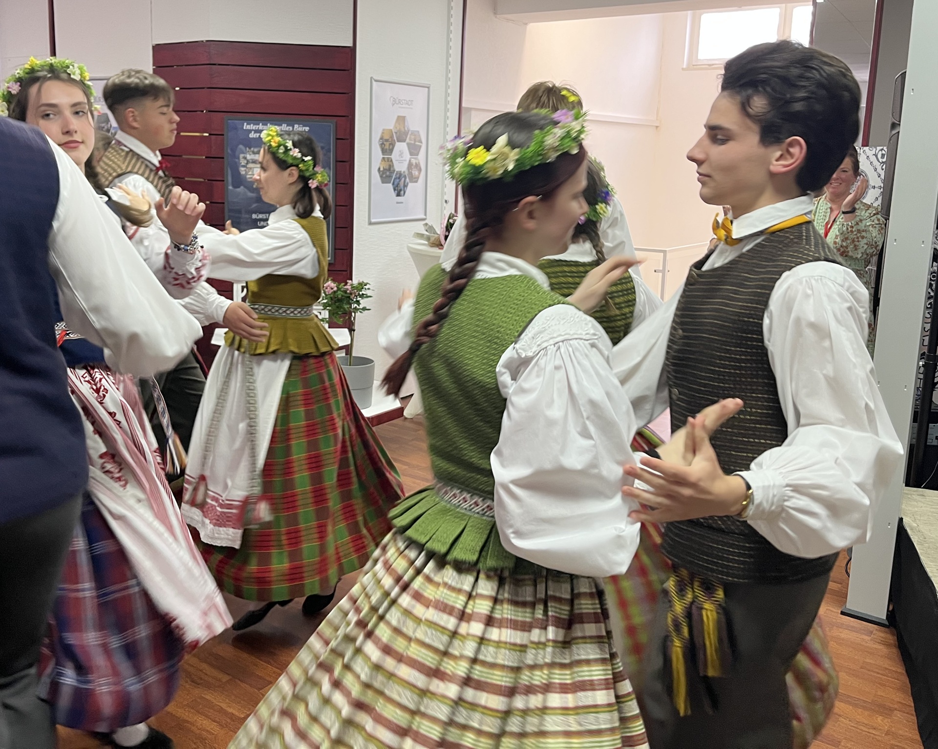 Gimnazijos mokinių ansamblis „Vasaris“ sužavėjo Biurštato miesto šventės dalyvius (Foto: A. Ručienė)