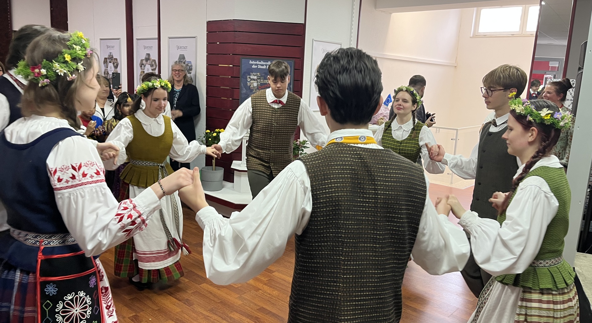 Gimnazijos mokinių ansamblis „Vasaris“ sužavėjo Biurštato miesto šventės dalyvius (Foto: A. Ručienė)