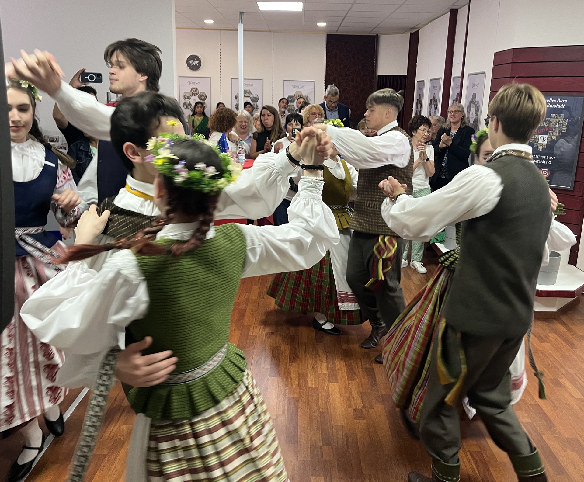 Gimnazijos mokinių ansamblis „Vasaris“ sužavėjo Biurštato miesto šventės dalyvius (Foto: A. Ručienė)