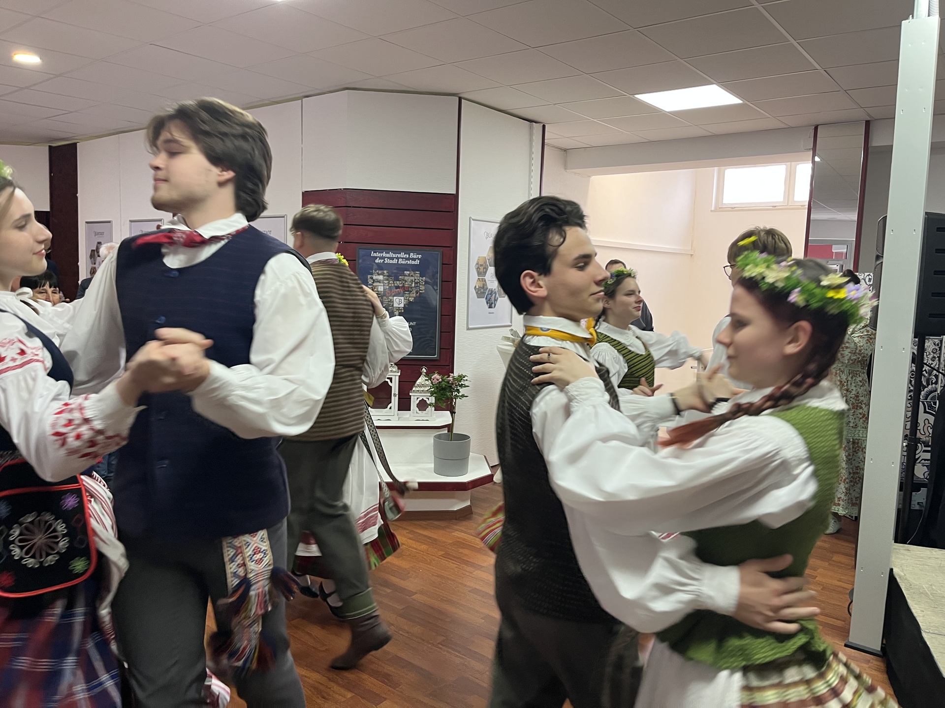 Gimnazijos mokinių ansamblis „Vasaris“ sužavėjo Biurštato miesto šventės dalyvius (Foto: A. Ručienė)